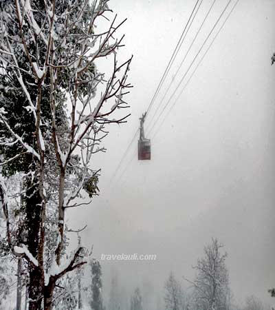 travel-auli-cable-car-on-a-snowy-day