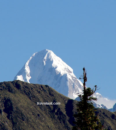 travel-auli-close-view-of-peak