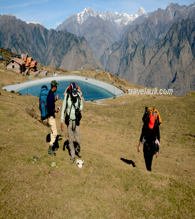 travel-auli-view-from-auli-lake-in-autumn