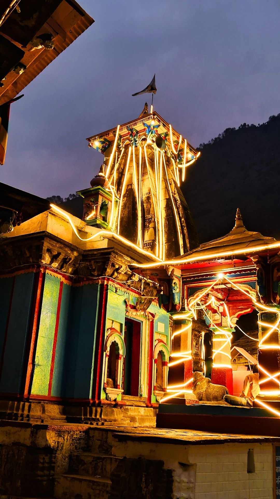 omkareshwar temple at ukhimath in one frame with mountain backdrop