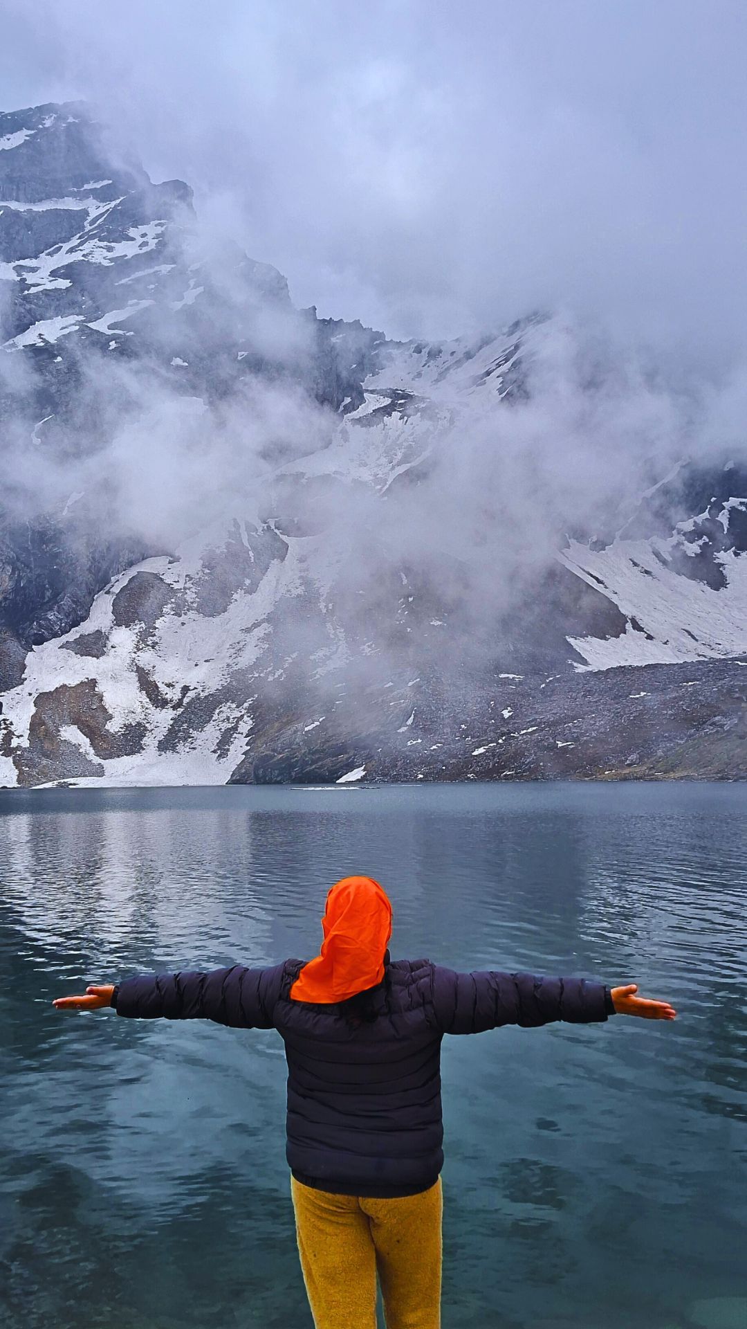 mountain peaks around the hemkund sahib lake