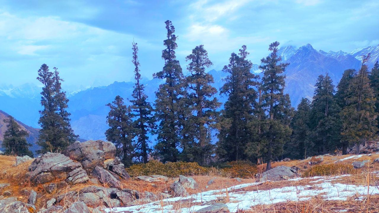 himalayan peaks view while on kuari pass trek